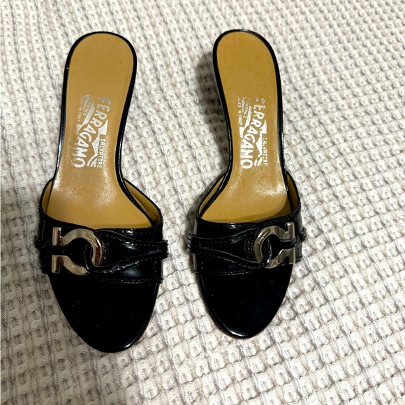 Salvatore Ferragamo Black Patent Leather
Gancini Slide Sandals Size 6 - Picture 1 of 8